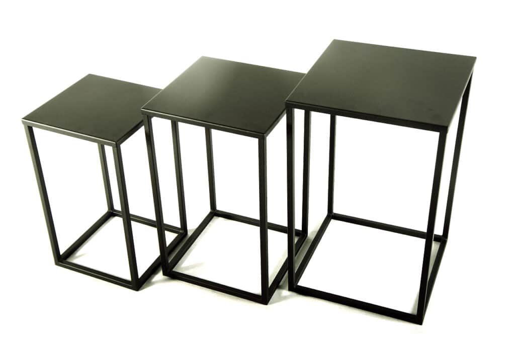 Trois piédestaux gigognes en acier noir pour sculpture